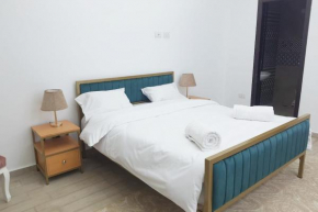 Spacious 3 Bed with Pool, Close to Malls